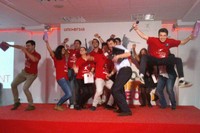 L'equip Kyocera, guanyador del Jumping Talent 2014, amb un estudiant de la UPC.