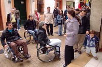 La professora Sandra Bestratén fa indicacions durant la demostració de les barreres arquitectòniques a Calafell
