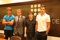 Els premiats i el vicerector Xavier Colom