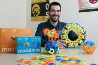 El professor de l’ETSETB Oriol Batiste ha creat un joc de construcció que parteix d’una única peça.