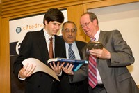 El rector Antoni Giró i el conseller Joaquim Nadal lliuren el premi abertis a Ruperto Fernández 