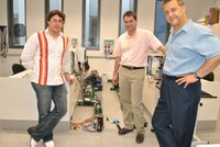 D'esquerra a dreta, Jordi Cusidó del CTM, Juan Antonio Ortega i Luis Romeral del grup MCIA de la UPC