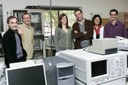 El grup de recerca liderat per Ramon Alcubilla (al centre) treballa en el disseny de la nova generació de cèl•lules fotovoltaiques orgàniques.