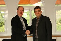 Antoni Giró i Teo Romero, a la signatura del conveni