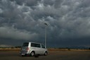 Els investigadors es desplacen amb una furgoneta equipada amb una càmera de vídeo d’alta velocitat a les zones en què es preveuen tempestes.