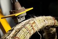 El laboratori de materials de l’EPSEB és l’espai on es posen a prova les qualitats dels materials, com aquest arc de canyes, que és flexible i alhora resistent.