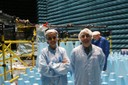 Els professors Núria Duffo i Francesc Torres durant les proves de validació de l’instrument MIRAS a la càmera anecoica de la seu de l’ESA a Noordwijk, Holanda.