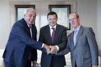 D'esquerra a dreta, Javier Uceda, rector de la UPM; Angel Simón, president executiu d’Agbar, i Antoni Giró, rector de la UPC