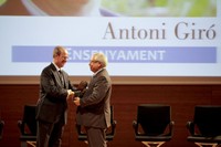 Lluís Miquel Pérez, alcalde de Reus, lliura el premi a Antoni Giró