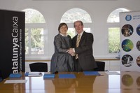 La directora de la Fundació CatalunyaCaixa, Marta Lacambra, i el rector de la UPC, Antoni Giró, durant l'acte de signatura del conveni.