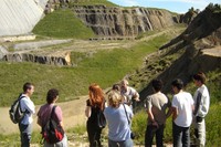 Estudiantat d'una de les edicions anteriors visitant el paisatge de muntanya del Berguedà.