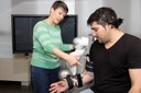 La investigadora Alícia Casals mostra un moment d’interacció neurològica entre persona i robot en què el pacient comanda el moviment d’una ortesi. 