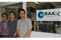 D’esquerra a dreta, Marcelo Yannuzzi, René Serral i Xavier Masip, a les instal·lacions del Centre de Recerca d’Arquitectures Avançades de Xarxes.