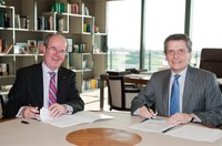 El rector de la UPC, Antoni Giró, i el conseller delegat d'Endesa, Andrea Brentan, en el moment de la signatura del conveni. 