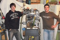 Raúl Novillas i Roger Casas amb el seu equip de generació i combustió d’hidrogen