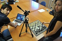 Els guanyadors del premi, Ivan Paquico i  Cristina Palmero, mostren part del seu sistema per aprendre a jugar a escacs amb realitat augmentada 