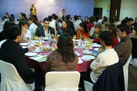 Un grup d'estudiants i estudiantes participant en un dels cafés col·loqui del fòrum anterior