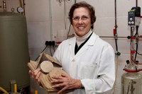 Margarita Calafell, de Biprocel, amb el nou material que es caracteritza per ser ignífug, impermeable, lleuger i molt resistent als impactes.