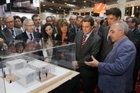 El director de l'ETSAV, Joan Puigdomenech, mostra la maqueta d'(e)co al president de la Generalitat de Catalunya, Artur Mas, durant la visita al saló Construmat.