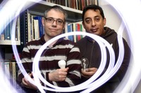 Oriol Boix i Rodrigo Ramírez creuen que encara falten entre cinc i deu anys per arribar a la maduresa de la tecnologia LED. 