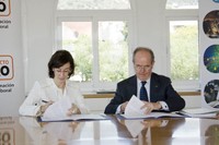 La directora de la Fundación Antena 3, Carmen Bieger, i el rector de la UPC, Antoni Giró, signen el conveni