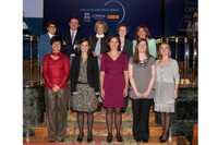 La investigadora de la UPC Cristina Canal (la primera, a la dreta de la imatge) i la resta de científiques guardonades (a la primera fila), durant l’acte de lliurament de les beques