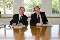 El rector de la UPC, Antoni Giró, i Fritz Hoderlein, soci director general d’everis a Catalunya, durant l'acte de signatura del conveni, el passat 5 de maig a Barcelona. 
