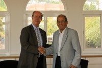 El rector de la UPC, Antoni Giró i el president de Prodis, Pere Baltà, durant l'acte de signatura del conveni. 