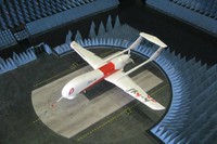 Avió no tripulat dins d’una cambra electromagnètica de grans dimensions per avaluar la seva immunitat als camps electromagnètics externs.