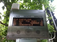 Panell que mostra la freqüència de pas de l'autobús per Sant Cugat