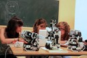 Les estudiantes Nàdia Tolós, Sandra Troyano i Susana Pons amb tres robots 'Dorami' durant el concurs