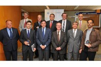 Els guardonats pels Premis Abertis amb el rector de la UPC, Antoni Giró.