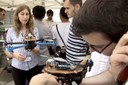 Elisenda Bou-Balust, doctoranda de l'ETSETB i coordinadora del concurs, juntament amb estudiantat de la UPC que ha creat la tecnologia incorporada en els 'quadcopters'