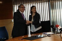 D'esquerra a dreta:  el rector de la UPC, Enric Fossas, donant al mà a l'alcaldessa de Gavà, Raquel Sánchez, un cop signat l'acord entre ambdues institucions 