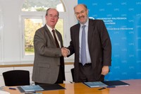 El rector Antoni Giró i el president de l’associació d’empresaris Sant Cugat Empresarial, Frederic Boix, en l'acte de signatura del conveni.