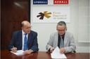 Signatura del conveni entre el president d'AEBALL, Manuel Rosillo i el rector de la UPC, Enric Fossas.