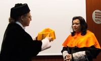 El rector Enric Fossas, posant el birret que simbolitza el nomenament d'Amal Hadweh com a doctora 'honoris causa' de la Universitat