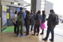 Estudiants a un dels estands del fòrum FuturCivil