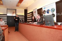 El rector de la UPC, Antoni Giró, juntament amb Carmen Bieger, directora de la Fundación Antena 3 durant la presentació del PROYECTO PRO 