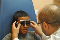 Un nen saharaui està sent atès per un dels tècnics del CUV