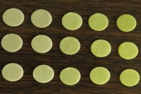 Matrius de paper bacterianes incoculades amb el colorant i mostres de diferent toxicitat.