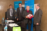 D'esquerra a dreta: Esteban Peña, director de l'EPSEM; Valentí Junyent, alcalde de Manresa; el catedràtic Josep Maria Mata-Perelló. amb la placa honirífica a les seves mans, i el rector de la UPC, Antoni Giró.