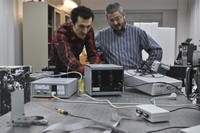 Els investigadors de la UPC Santi Royo, que lidera el projecte, i Reza Atashkhooei (que participa en altres projectes), en el laboratori del CD6.