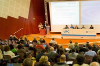 Lourdes Reig, vicerectora de Relacions Internacionals, presentant l'informe sobre polítiques de gènere i d'igualtat d'oportunitats. 