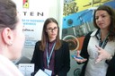 Estudiants informant-se en un estand de la X edició del Fòrum Empreses ESEIAAT.