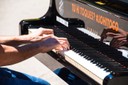 El piano del concurs internacional de música Maria Canals instal·lat a la plaça Campus de Terrassa.