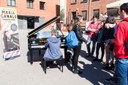 El piano del concurs internacional de música Maria Canals instal·lat a la plaça Campus de Terrassa.