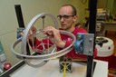 El doctorand Roger Jové manipula un giroscopi per comprovar el comportament del nanosatèl·lit CubeCat-1, que es llançarà amb sis experiments a bord el 2014. 