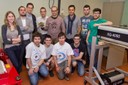 D’esquerra a dreta: la doctoranda Elisenda Bou; els directors del Laboratori, Eduard Alarcón, Adriano Camps i Juan Ramos, i el doctorand Roger Jové, juntament amb altres estudiants de la UPC que participen en el projecte CubeCat-1