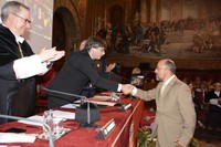 Imatge del moment del lliurament del guardó a David González, un del professors del programa INSPIRE